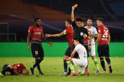 开云体育-包含吃到红牌影响比赛进程，球队需小心应对的词条