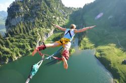 开云体育-西亚卡姆关键一击定乾坤，雄鹿提前终结悬念让广东队饮恨