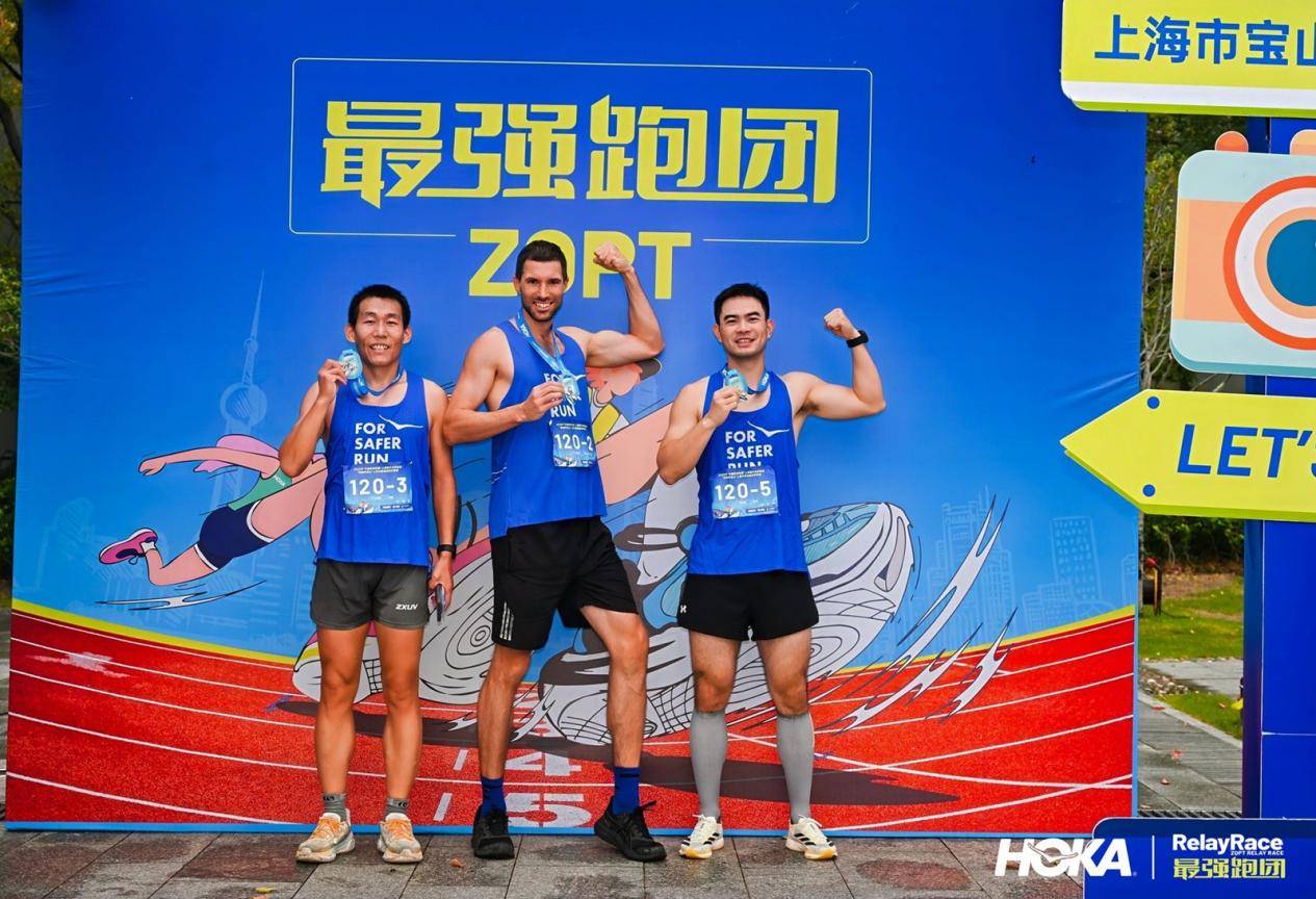 运动员在球场上的奔跑与拼搏，传递出团队力量