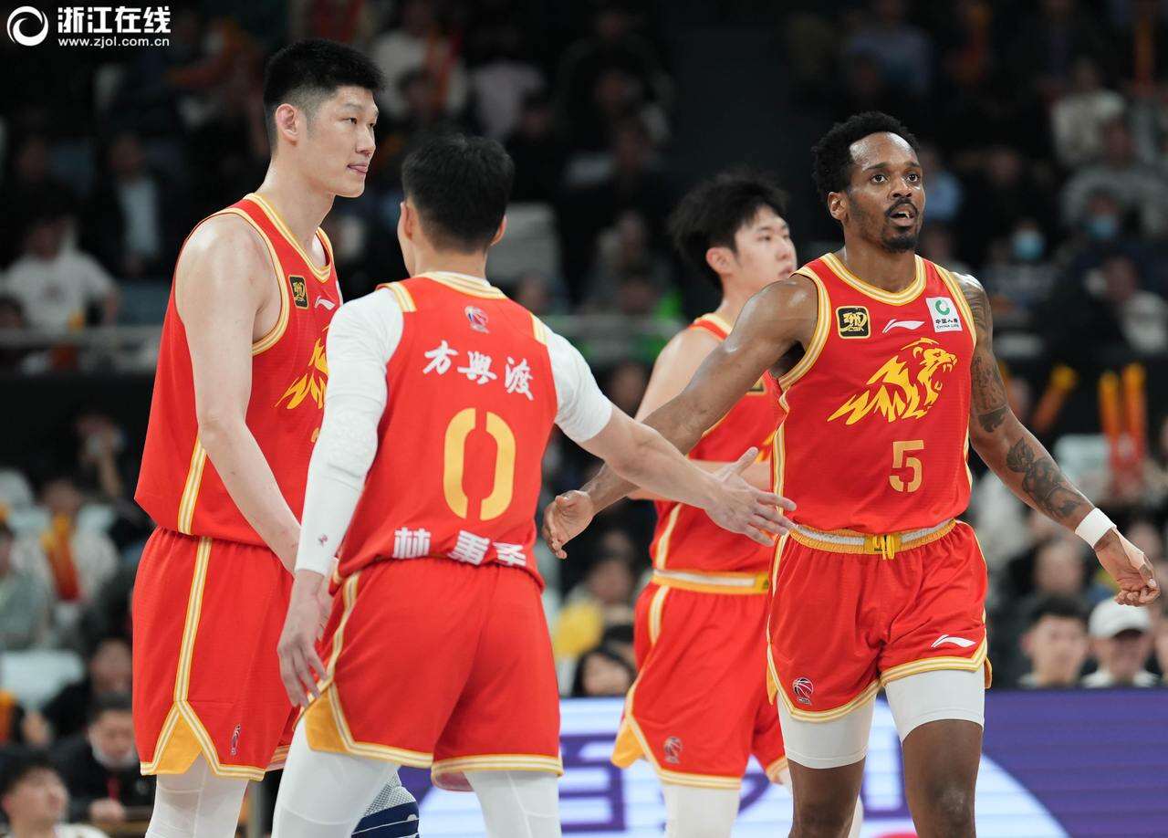 浙江男篮多点开花，攻势犀利