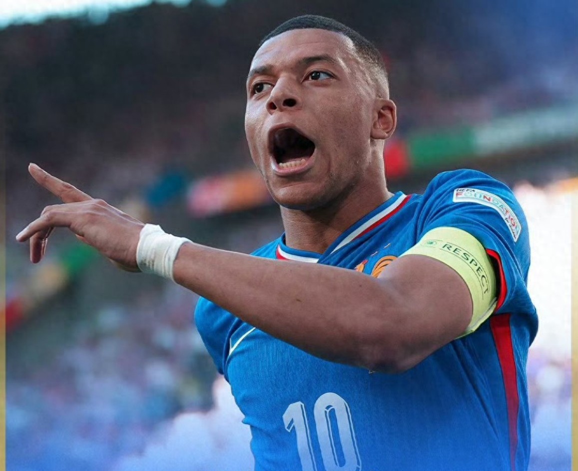 法国成功捧得比赛胜利奖杯