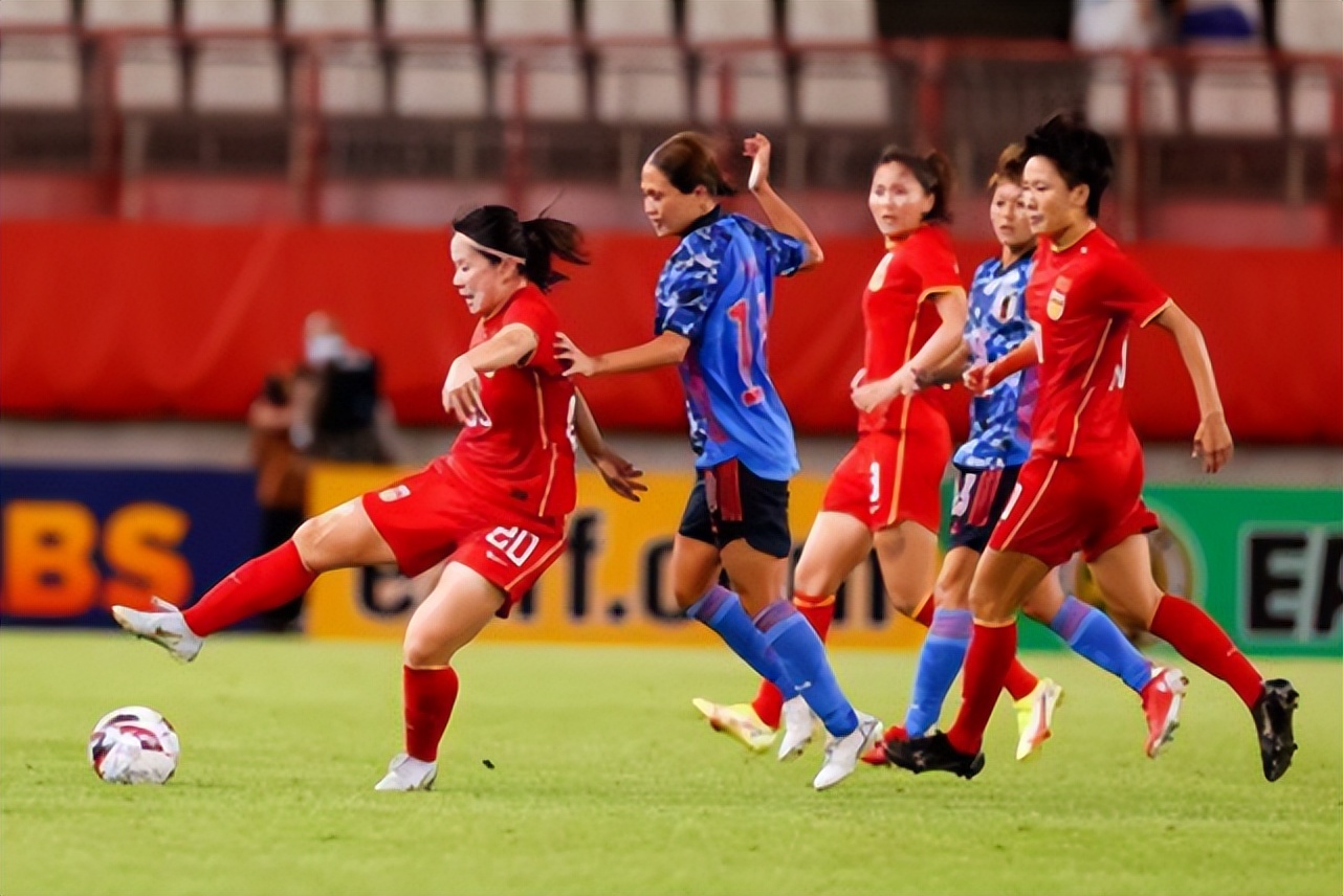 女足国际比赛击败对手，率领队伍晋级淘汰赛