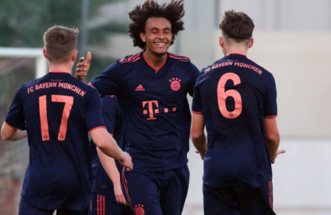 包含奥林匹亚科斯主场告捷，主教练赢得球迷支持的词条