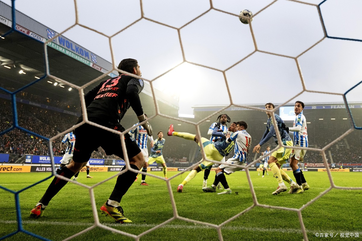 球员们在场上大放异彩，赢得了观众的尊敬