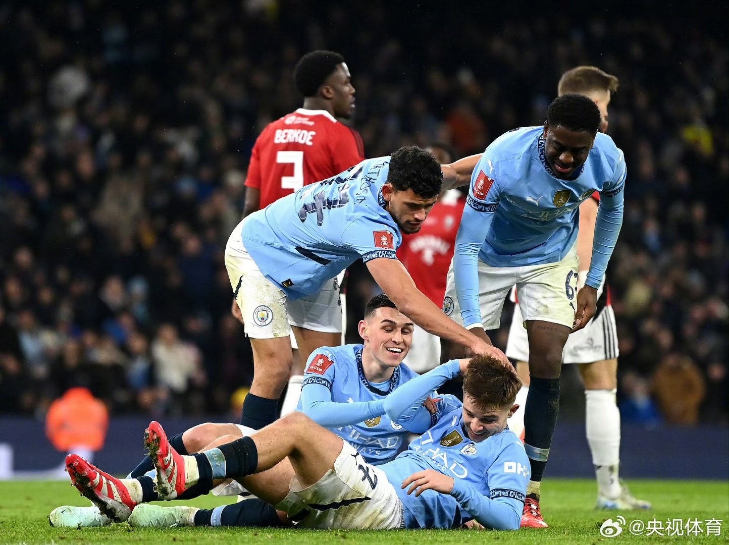 欧国联比赛英格兰遭遇惨败，球迷沮丧不已