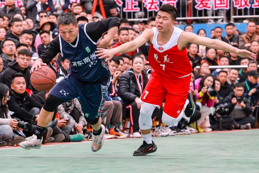 西西里大学队球员全力备战下一场比赛的简单介绍