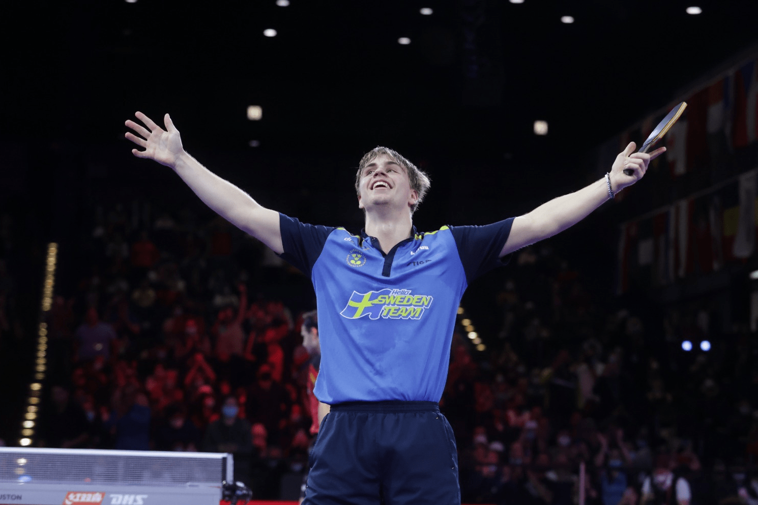 英格兰队鏖战瑞典队，波尔带队取胜