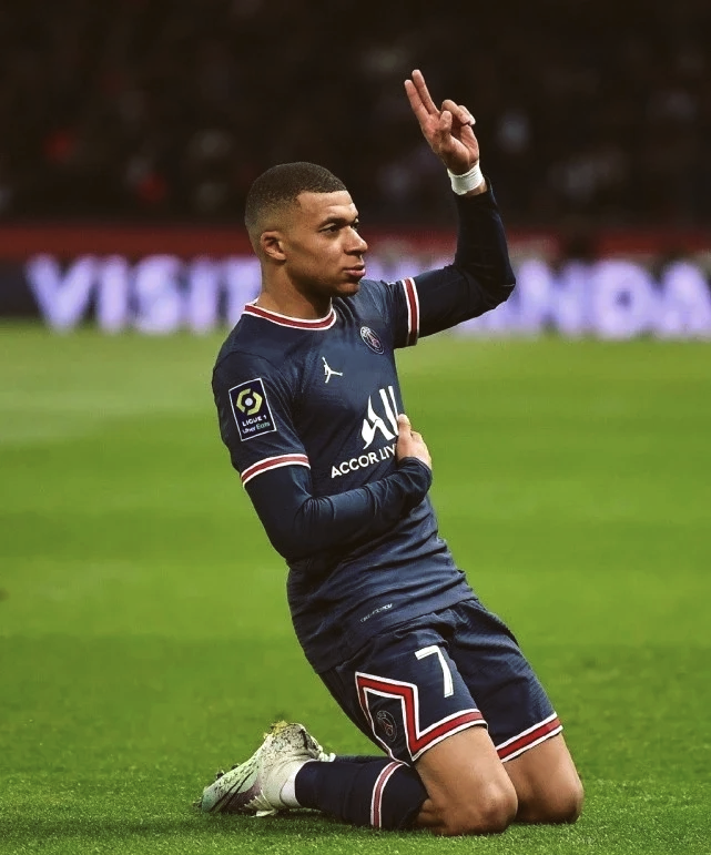 包含比利时轻取西班牙，博格巴2统治全场的词条