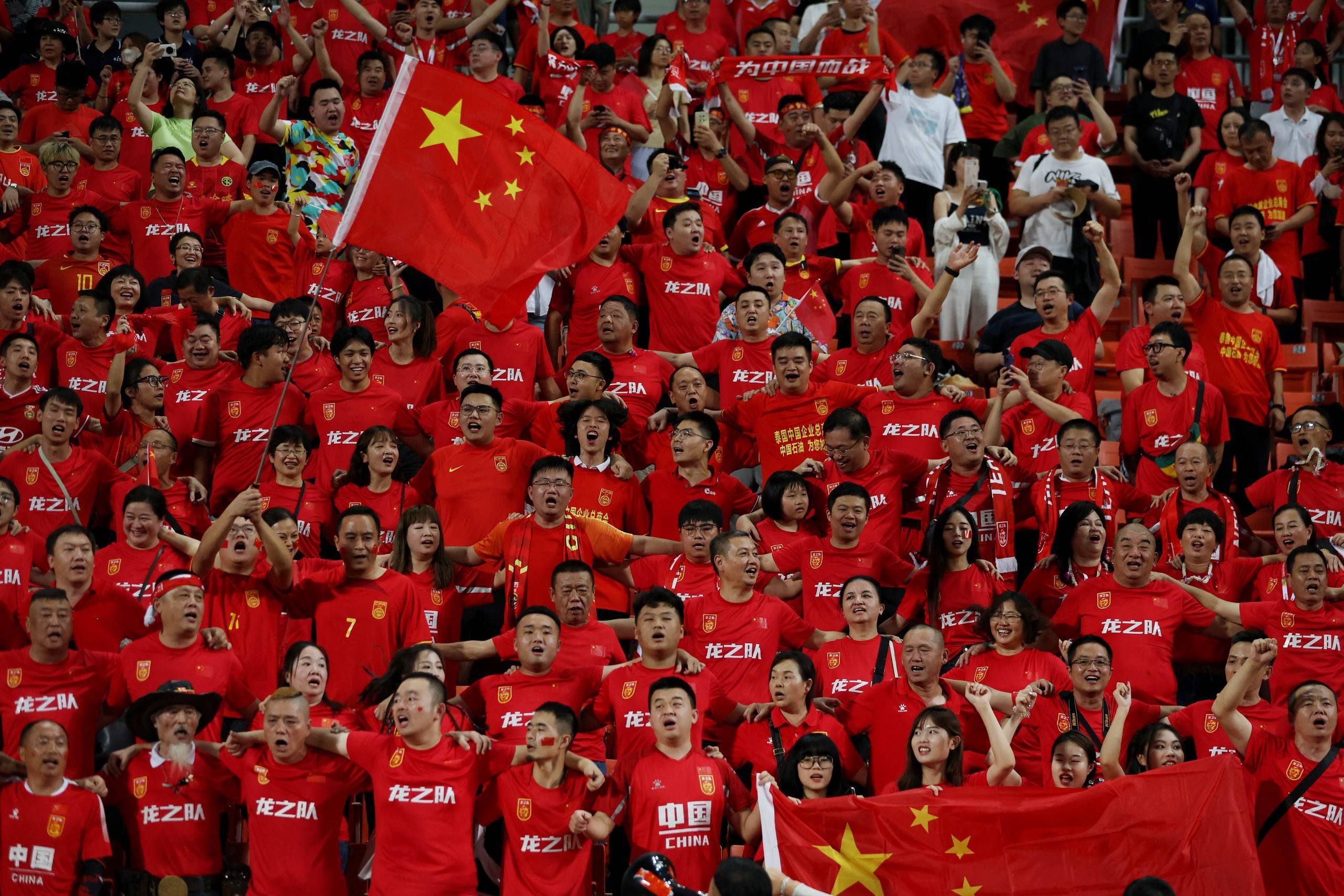 热门球队在联赛中再次取得胜利